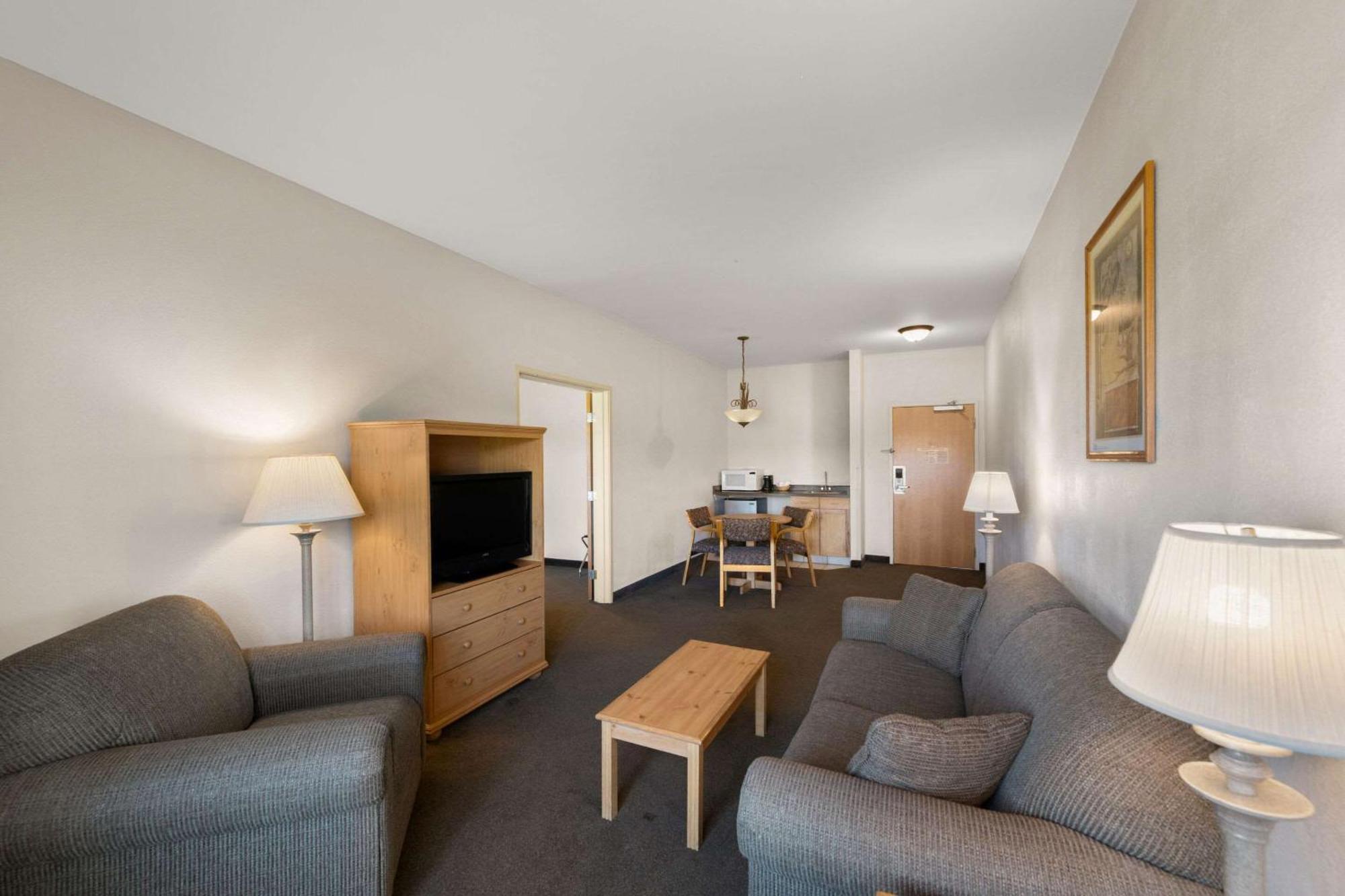 Rodeway Inn & Suites Tomahawk Экстерьер фото
