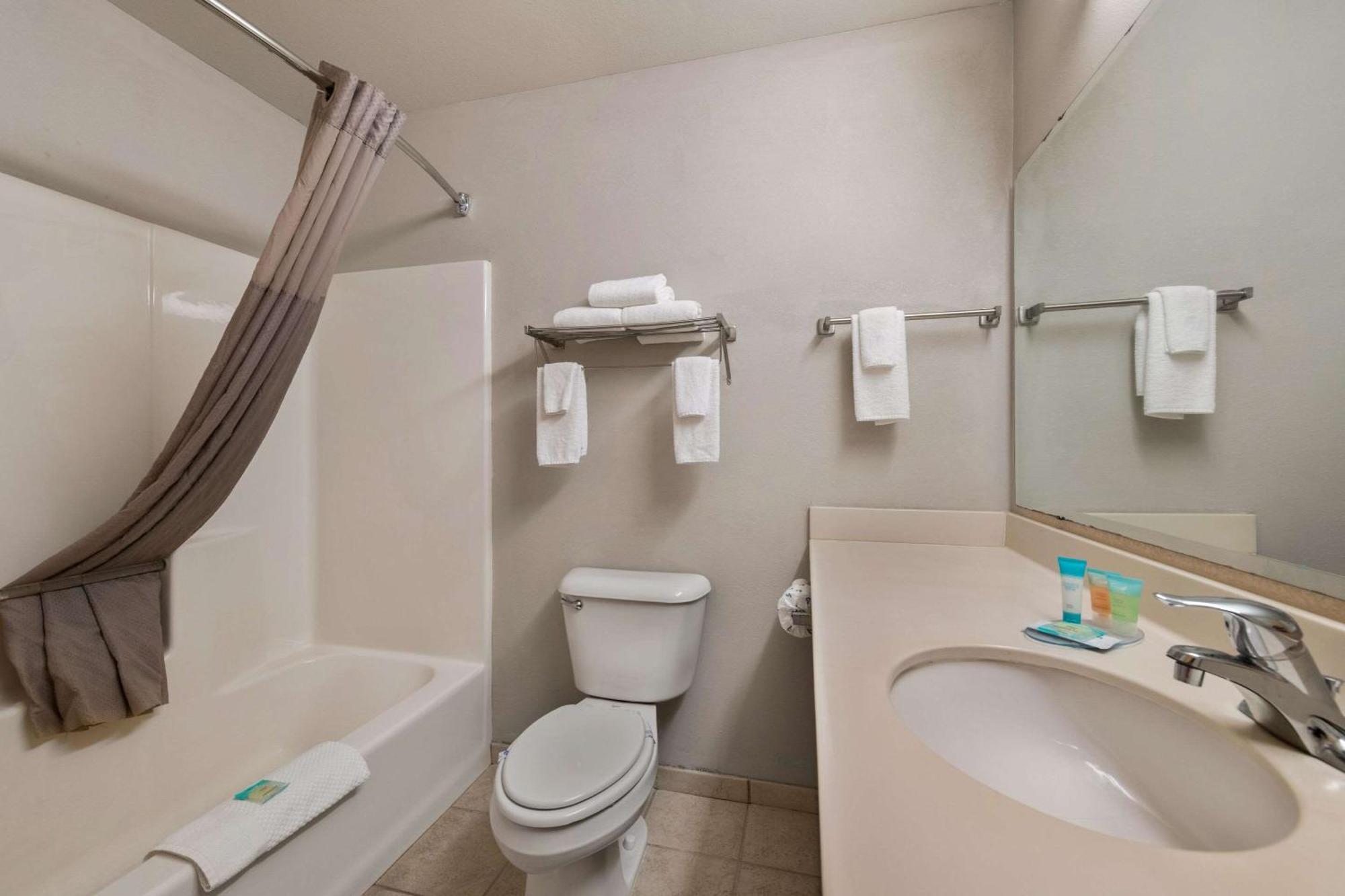 Rodeway Inn & Suites Tomahawk Экстерьер фото