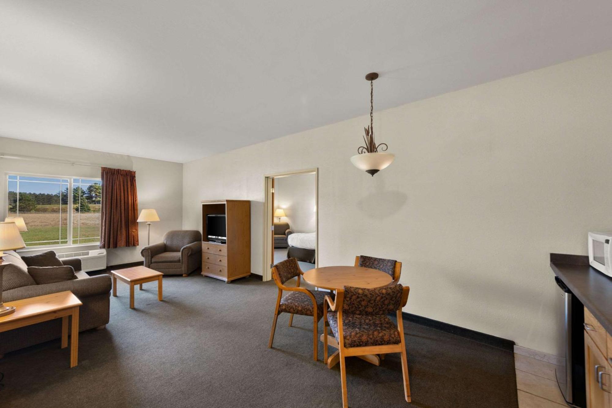 Rodeway Inn & Suites Tomahawk Экстерьер фото